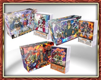 Op de afbeelding: Drie sets ruilkaartendecks en de bijbehorende geïllustreerde opbergdozen. De dozen tonen Team Ragnarok, Tetsu Trudge en Hunter Pace met karakterillustraties. Elk deck is vastgezet met een elastiekje en toont monsterkaarten met aanvals- en verdedigingswaarden van 4000/3500, 2800/2000 en 2600/2000.