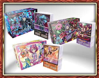 Op de afbeelding: Drie rechthoekige opbergdozen voor ruilkaarten en drie bijbehorende kaartspellen. De dozen zijn voorzien van kleurrijke anime-stijl illustraties van personages en tekst, waaronder Yuto, Yuri en Zuzu Boyle. Elk kaartspel is vastgezet met een elastiekje.