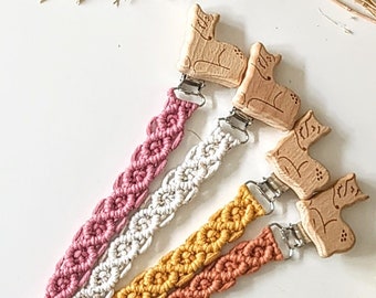 Attache tétine macramé avec clip bois biche//attache sucette//pacifierclip// Cadeau de naissance