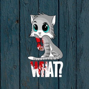 Op de afbeelding: Een cartoonillustratie van een grijze kat die een bloedig mes vasthoudt met de tekst "WHAT?" in witte letters op een blauwe houtnerf achtergrond.