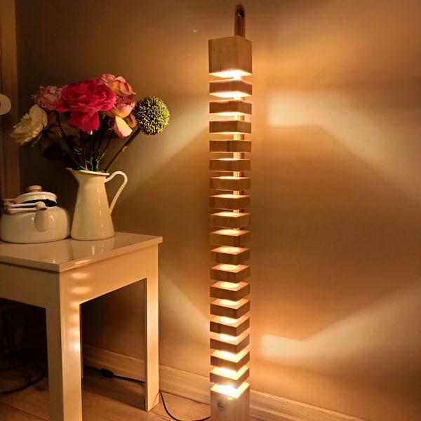 Lampadaire en bois Echelon, lampe moderne en bois sur pied, lampadaire d'ambiance rustique, meubles en bois modernes faits main