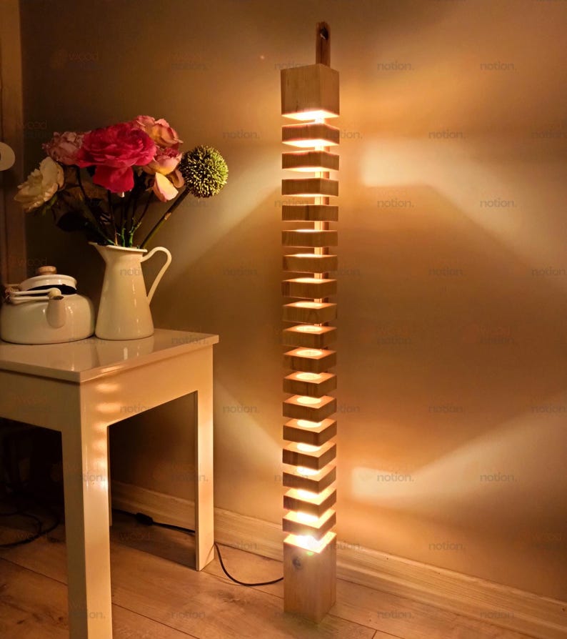 Lámpara de pie de madera Echelon hecha a mano: decoración rústica moderna para el hogar