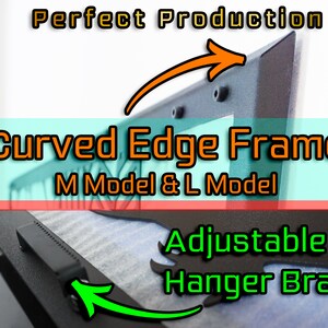 Puede incluir: Un marco de metal negro con bordes curvos. El marco tiene un soporte de suspensi&oacute;n ajustable y el texto "Curved Edge Frame M Model & L Model" est&aacute; impreso en &eacute;l. El marco es una producci&oacute;n perfecta.