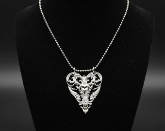Snittat sterlingsilverhalsband med hjärthänge: Romantiska handgjorda smycken