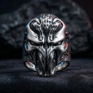 Puede incluir: Un letrero de madera rústica con el texto "Welcome to our home" en letras blancas. El letrero presenta un acabado envejecido y un diseño sencillo y acogedor, perfecto para un porche o entrada.