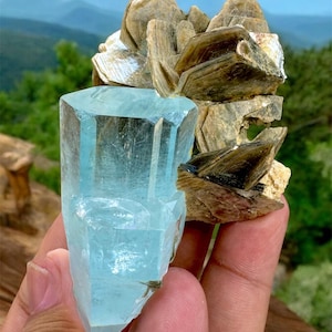 美しいブルーのアクアマリンクリスタルと白雲母の複合標本。鉱物、鉱物標本、宝石、713 カート