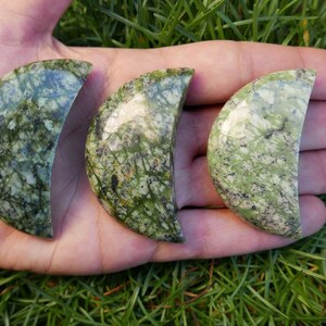 Jungle Green Serpentine moon , Serpentine crystal, polished gemstone, crystal healing, crystal, serpentine gemstones, moon stone