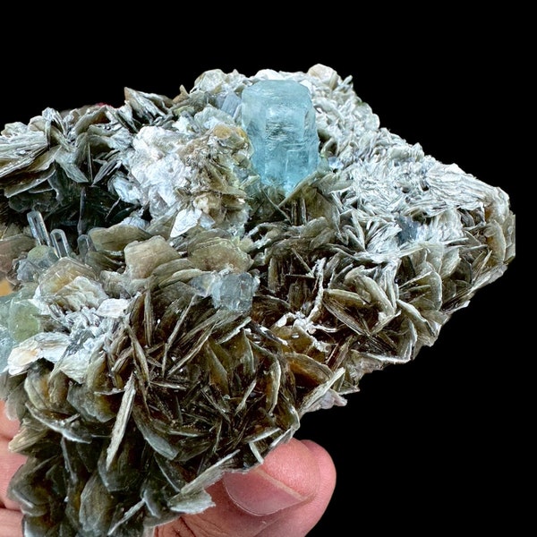 Stunning Blue Aquamarine Crystal With Muscovite Combine Specimen . Minerals , Mineral specimens , gems ,