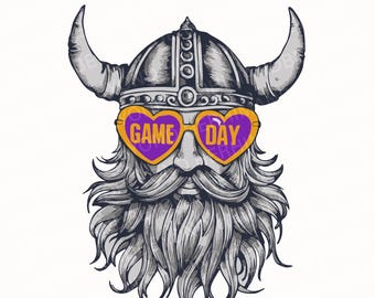 Könnte beinhalten: Detaillierte Illustration eines Wikingers mit einem gehörnten Helm und einem langen, fließenden Bart. Der Wikinger trägt herzförmige Sonnenbrillen mit den Worten "GAME DAY" in Lila und Gold. Das Bild ist in Schwarz, Weiß und Grau gehalten.