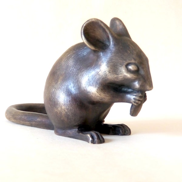 Petite souris avec un grain Statuette en bronze Miniature cadeau pour amateur de souris Cadeau en bronze pour elle Figurine de collection Bronze coulé Décoration d'intérieur familiale