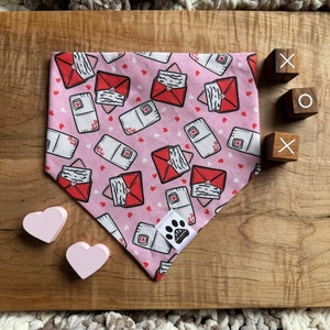 vous avez un courrier | Bandana réversible pour animal de compagnie à clipser pour chat/chien | Saint-Valentin | Saisonnier | Vacances | Lettres d'amour | Coeurs | XOXO | Timbres
