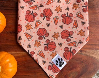 Pompoenfeestje | Omkeerbare hondenbandana met kliksluiting voor kat/hond | Herfst | Herfst | Seizoensgebonden | Pompoenen | Bladeren | Gebladerte | Pompoentaart | Gebakken producten