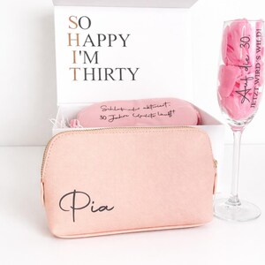 Geschenkbox zum 30. Geburtstag mit personalisierter Kosmetiktasche "Pia", Schlafmaske und Sektglas
