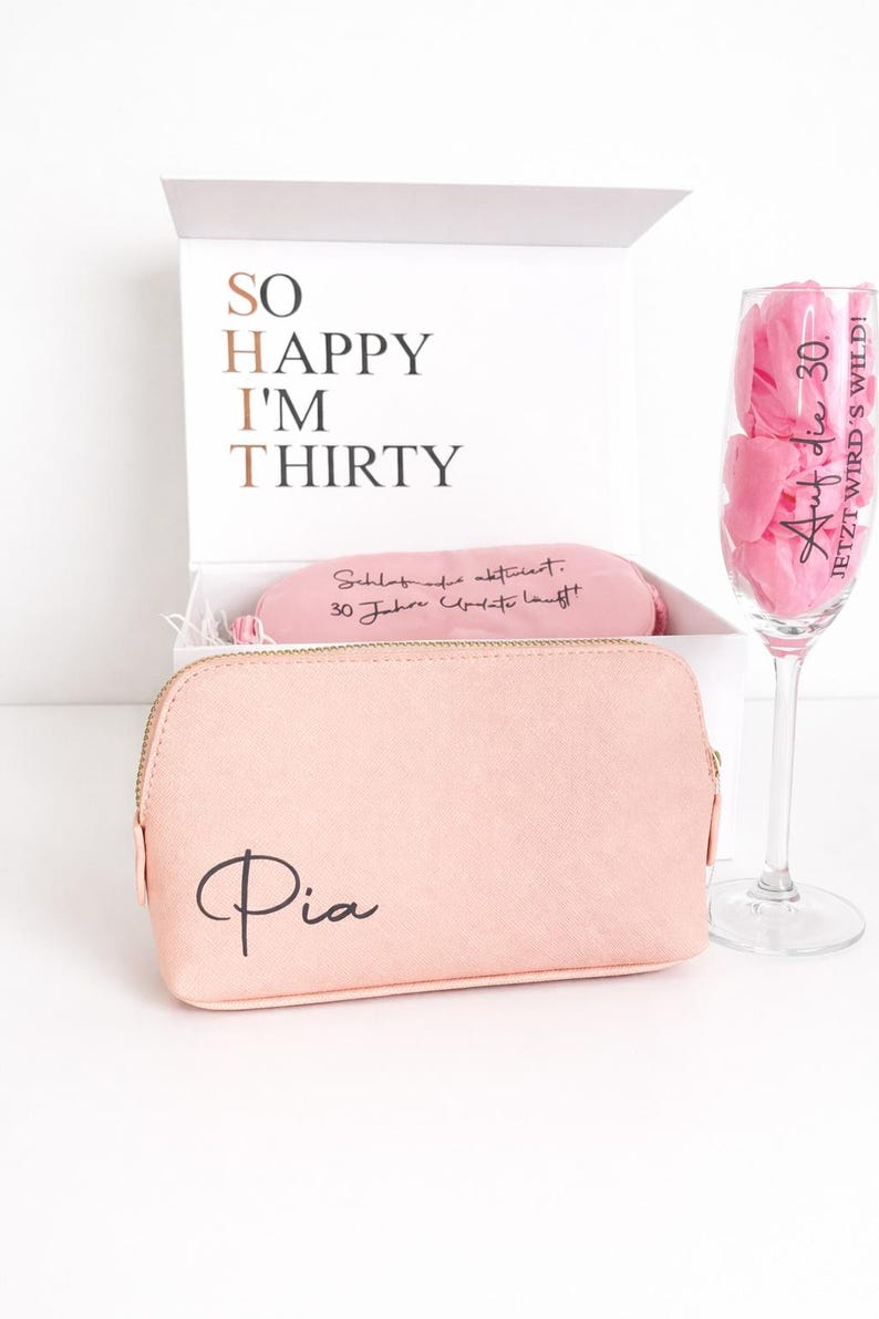 Geschenkbox zum 30. Geburtstag mit personalisierter Kosmetiktasche "Pia", Schlafmaske und Sektglas