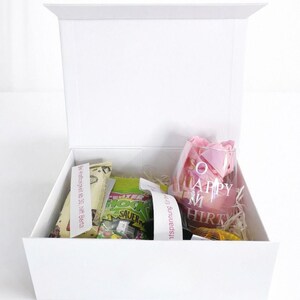 Offene weiße Geschenkbox als Beispiel zum Befüllen mit Deko-Inhalt, Hinweis: Produkte sind nicht in der Box enthalten