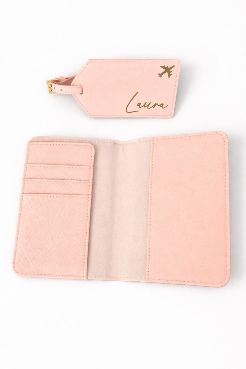 Personalisierte Reisepasshülle in Rosa mit Kartenfächern und passendem Kofferanhänger mit Name und Flugzeugsymbol auf hellem, neutralem Hintergrund