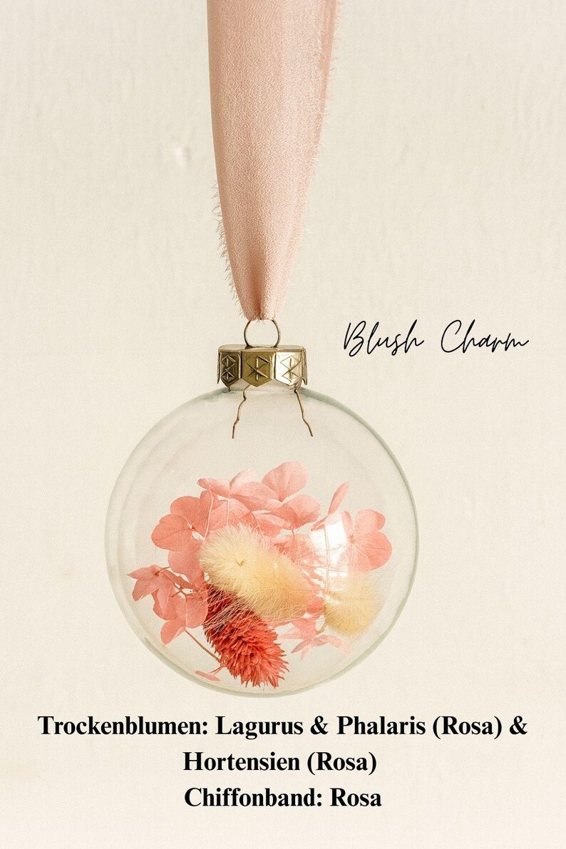 Personalisierte Weihnachtskugel aus Glas mit goldenen Kranz und rosa Chiffon-Aufhänger, gefüllt mit rosa Trockenblumen: Lagurus, Phalaris und Hortensien, Variante ‚Blush Charm‘.