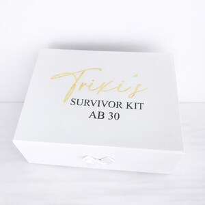 Weiße Geschenkbox zum 30. Geburtstag mit Aufdruck "Trixis Survivor Kit ab 30"