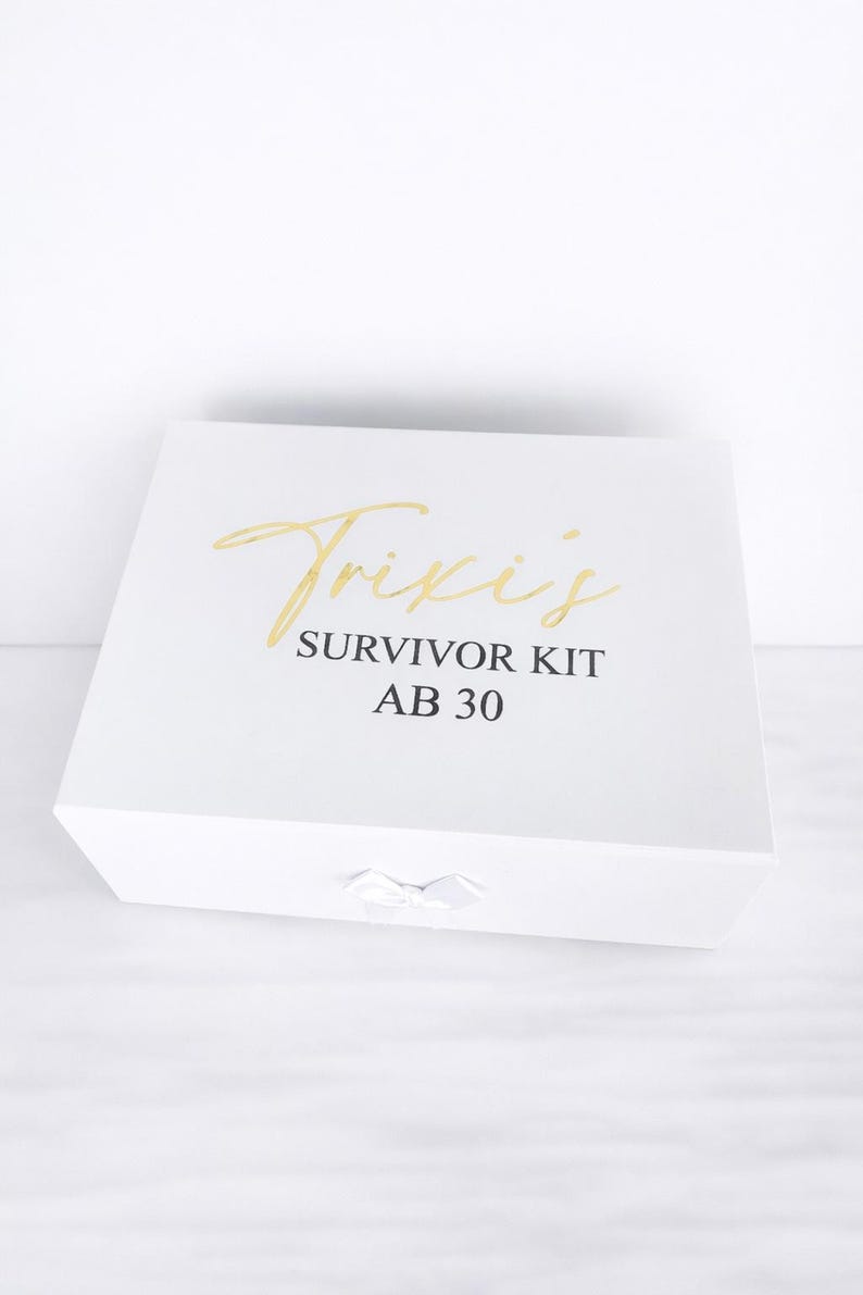 Weiße Geschenkbox zum 30. Geburtstag mit Aufdruck "Trixis Survivor Kit ab 30"