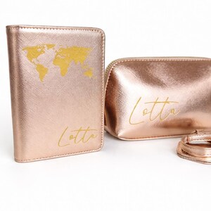 Personalisierte Reisepasshülle und Kosmetiktasche in Roségold mit goldener Weltkarte und Name Lotta auf hellem, neutralem Hintergrund
