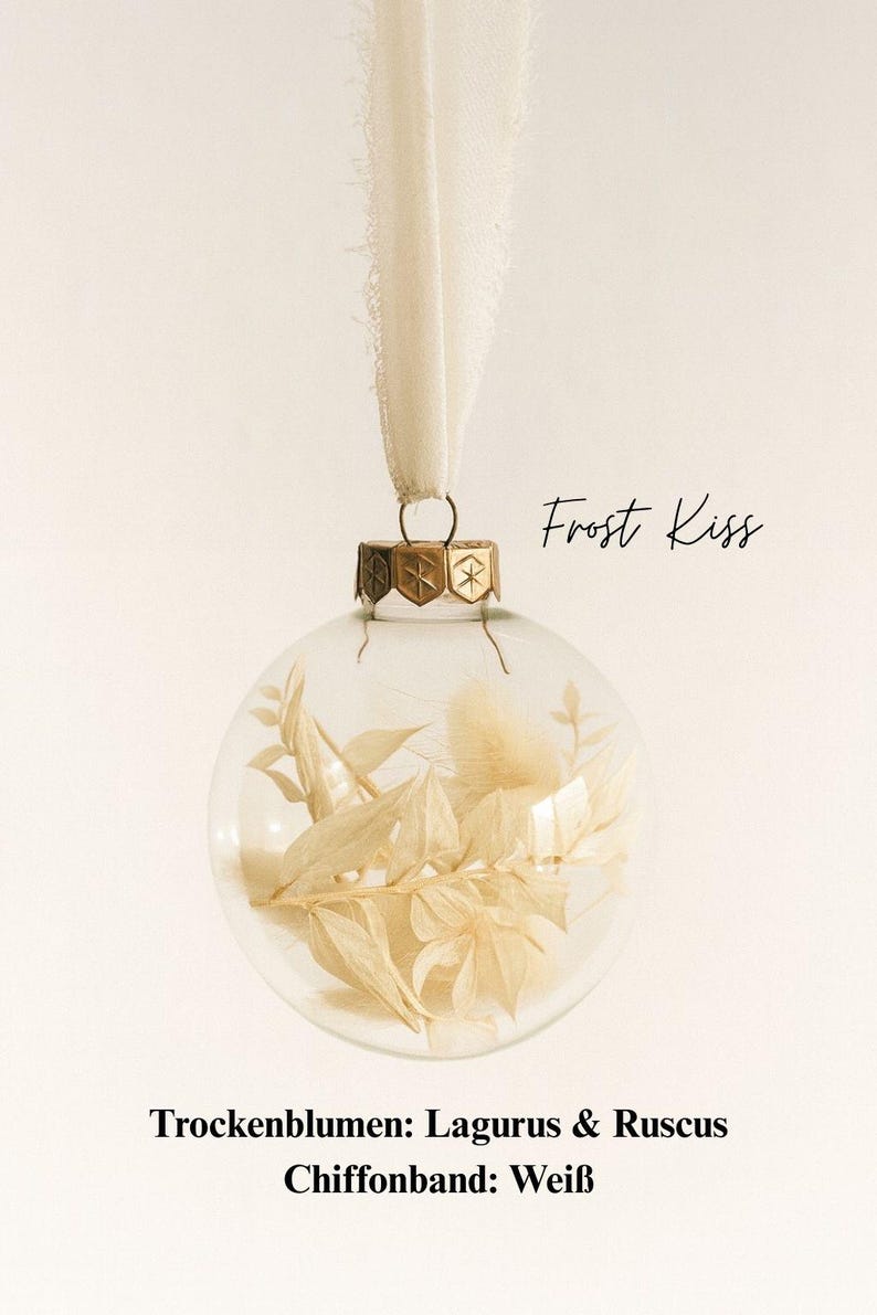 Personalisierte Weihnachtskugel aus Glas mit goldenem Kranz und weißen Chiffon-Aufhänger, gefüllt mit weißen Trockenblumen Lagurus und Ruscus, Variante ‚Frost Kiss‘.