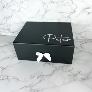 Hochwertige schwarze Geschenkbox zum 30. Geburtstag für Männer, mit weißem Schriftzug 'So Happy I'm Thirty' auf dem Deckel.