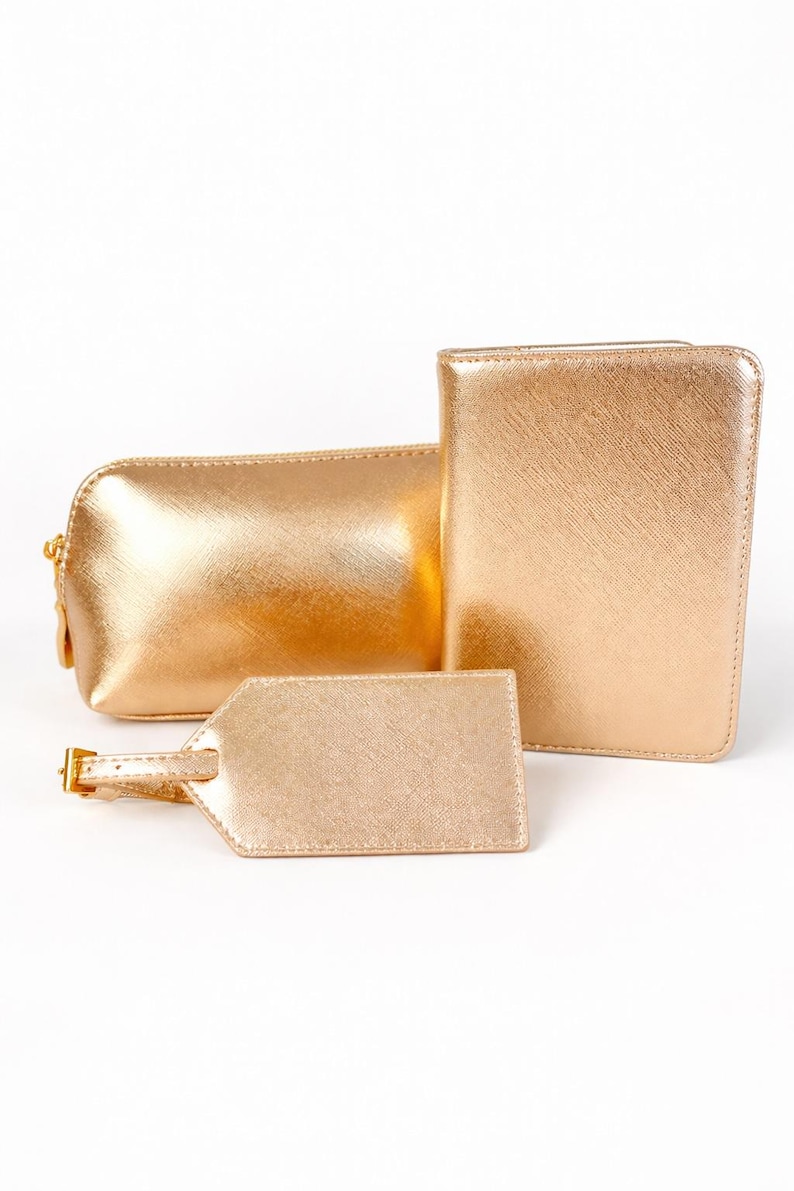 Elegantes Reiseset in Roségold mit Kosmetiktasche, Reisepasshülle und Kofferanhänger auf hellem, neutralem Hintergrund