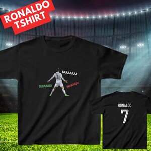 K&ouml;nnte beinhalten: Schwarzes T-Shirt mit einem Aufdruck von Cristiano Ronaldo, der ein Tor feiert, mit dem Text "SIUUUUUU" auf der Vorderseite und der Nummer "7" sowie dem Text "RONALDO" auf der R&uuml;ckseite.  Druck auf beiden Seiten.