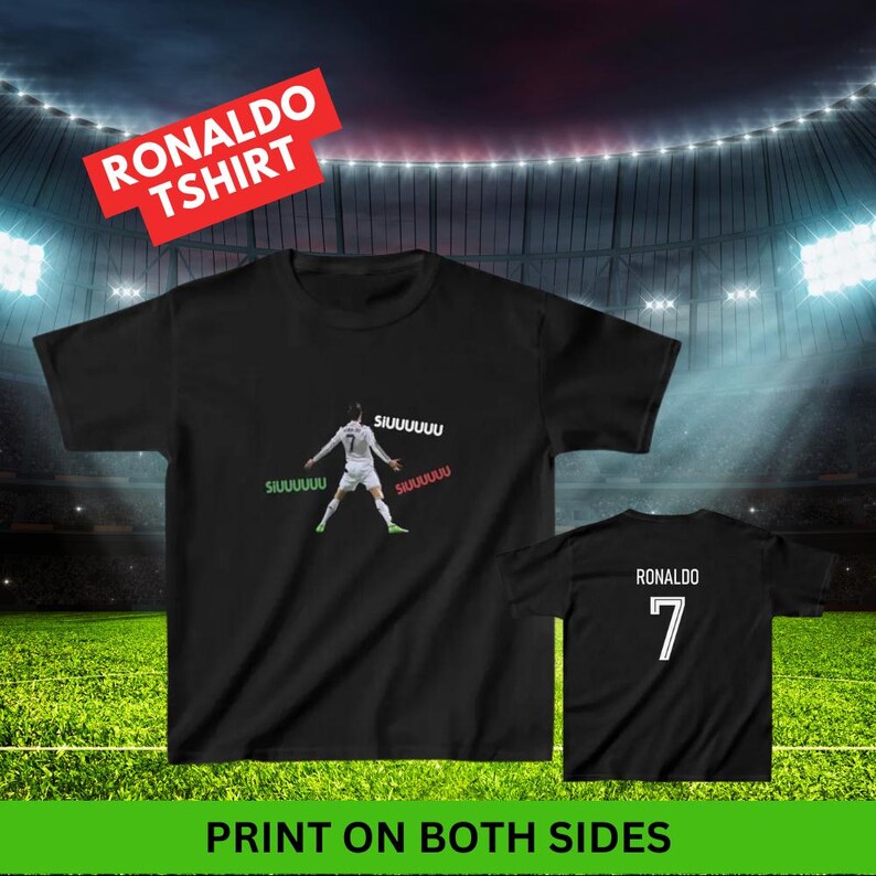 K&ouml;nnte beinhalten: Schwarzes T-Shirt mit einem Aufdruck von Cristiano Ronaldo, der ein Tor feiert, mit dem Text "SIUUUUUU" auf der Vorderseite und der Nummer "7" sowie dem Text "RONALDO" auf der R&uuml;ckseite.  Druck auf beiden Seiten.