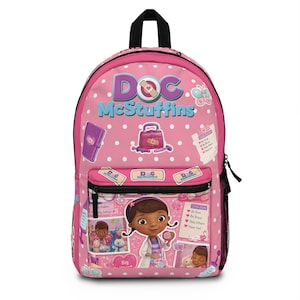 Puede incluir: Una mochila rosa con lunares blancos y gráficos de Doc McStuffins. El frente muestra el logotipo de Doc McStuffins, un maletín médico, un cuaderno y una ilustración de personaje. Incluye un bolsillo frontal con cremallera y bolsillos laterales de malla negra.