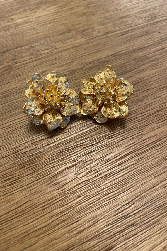 IVANA Signed 1990's Round Matte Gold Flower Clip E