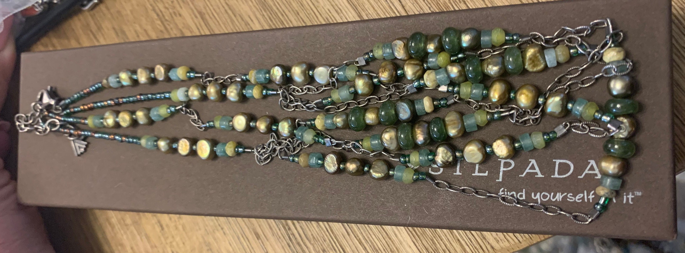 COLLANA VINTAGE, CIONDOLO IN VETRO MARRONE STRIATO E BRILLANTE COLLANA VINTAGE, CIONDOLO IN VETRO MARRONE STRIATO E BRILLANTE
