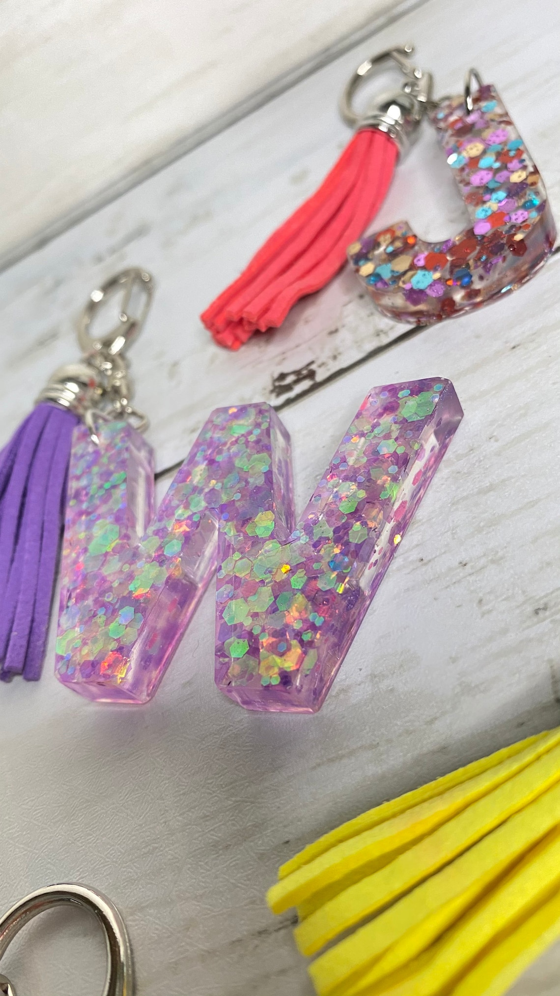 Sparkly Initial Letter Keychains. Resin Glitter Keychain. Etsy.de