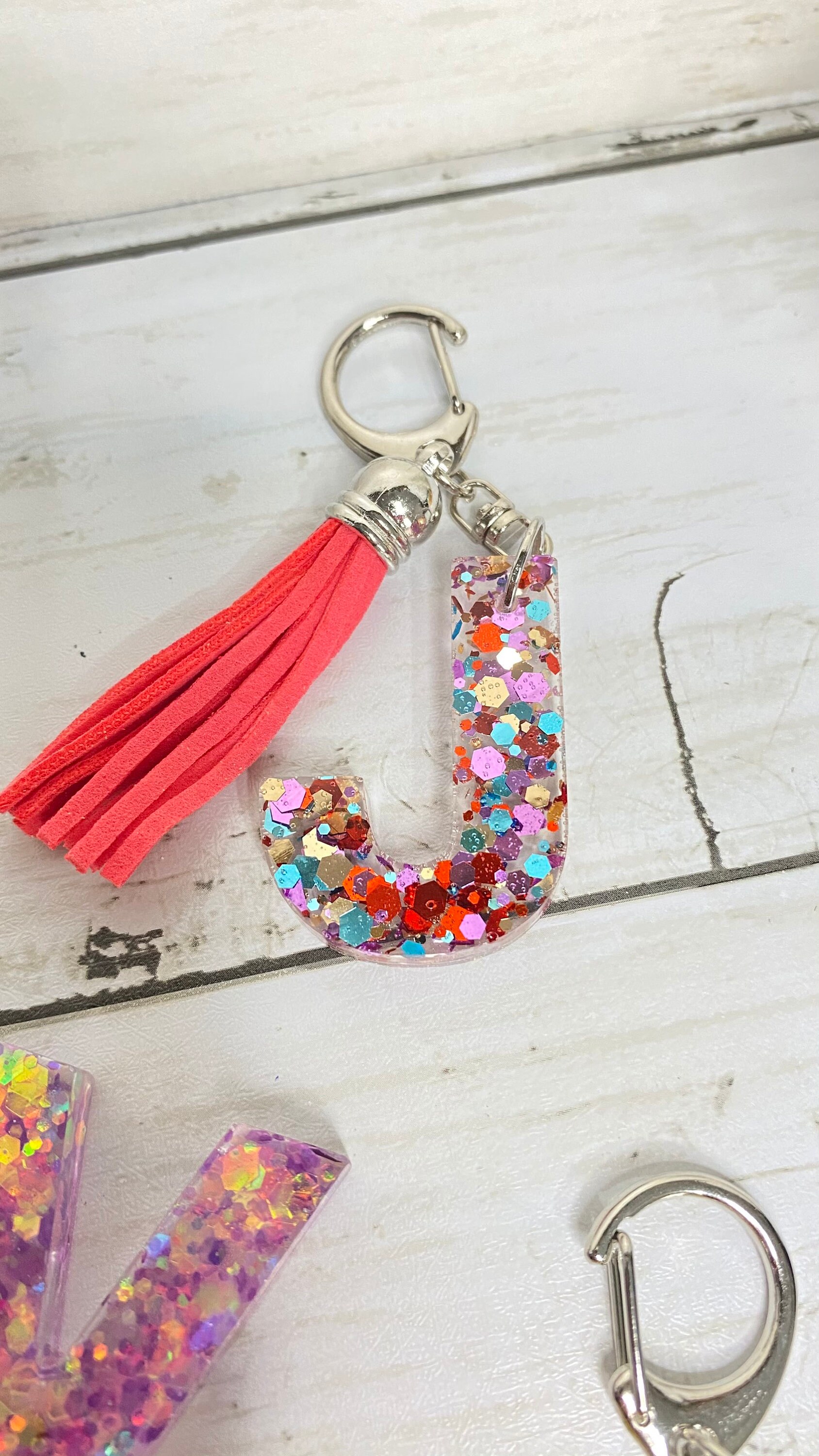 Sparkly Initial Letter Keychains. Resin Glitter Keychain. Etsy.de