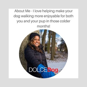 Pode incluir: Uma mulher vestindo uma jaqueta preta e um chap&eacute;u azul est&aacute; em p&eacute; em uma floresta nevada. Ela est&aacute; sorrindo e olhando para a c&acirc;mera. O texto "DOLCE Dog" &eacute; vis&iacute;vel na imagem.