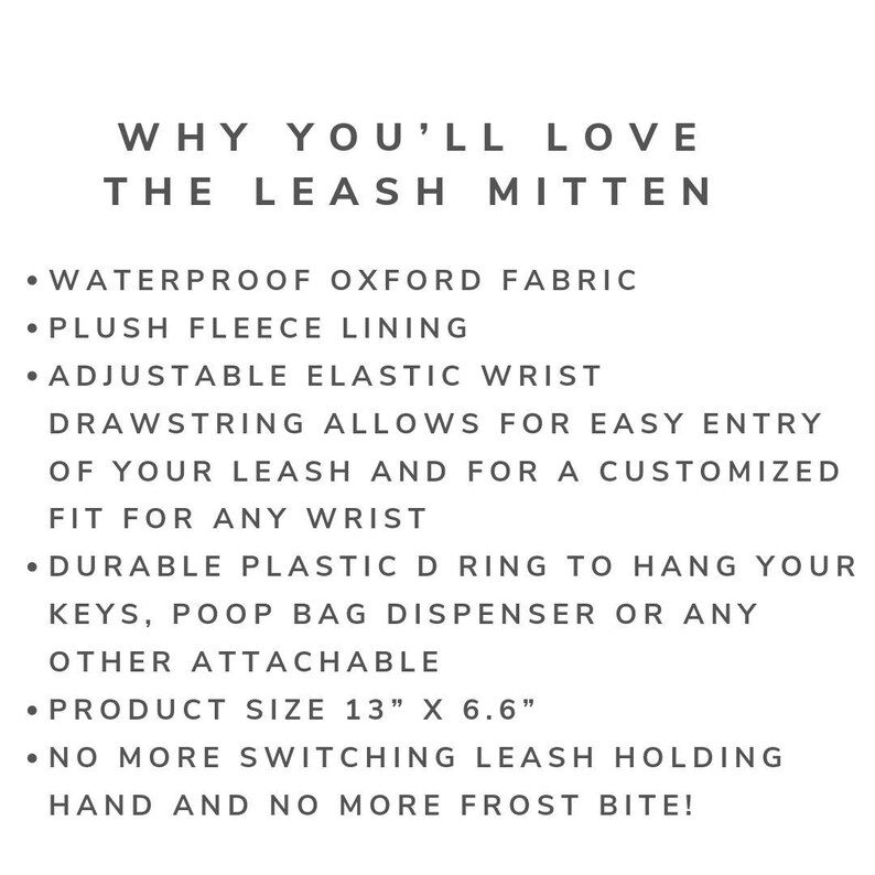 Pode incluir: Um gr&aacute;fico de texto preto e branco que l&ecirc; "WHY YOU'LL LOVE THE LEASH MITTEN" e lista os recursos do produto. Os recursos incluem: tecido Oxford &agrave; prova d'&aacute;gua, forro de l&atilde; macia, punho el&aacute;stico ajust&aacute;vel, anel D de pl&aacute;stico dur&aacute;vel, tamanho do produto 13" x 6.6" e "NO MORE SWITCHING LEASH HOLDING HAND AND NO MORE FROST BITE!"