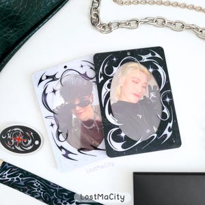 Dubbelzijdige fotokaarthouder Cybersigilism | Zwart-witte Kpop acryl pc-houder | Cyberpunk K-Pop-sleutelhanger | Concertaccessoire