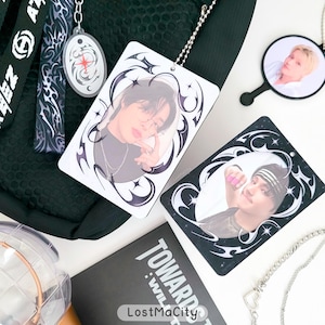 Puede incluir: Colecci&oacute;n de merchandising para fans con im&aacute;genes de una estrella del pop. Incluye una mochila negra, llaveros y tarjetas fotogr&aacute;ficas con bordes decorativos. Las tarjetas fotogr&aacute;ficas presentan im&aacute;genes de la estrella del pop.