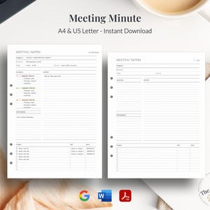 Op de afbeelding: Twee witte vergaderverslag templates met de tekst "Meeting Minute" en "A4 & US Letter - Instant Download". De templates hebben secties voor notities, taken en aanwezigen. Een kopje koffie en een toetsenbord staan op de achtergrond.