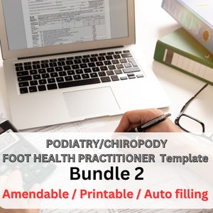 以下が含まれることがあります： フォームを表示するラップトップと、書類に書き込んでいる手。テキストには「PODIATRY/CHIROPODY FOOT HEALTH PRACTITIONER Template Bundle 2 Amendable / Printable / Auto filling」と書かれています。電卓、メガネ、バインダーも表示されています。