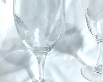 Service de 5 verres à pieds en verre gravés. Motifs épi de blé. French antiques