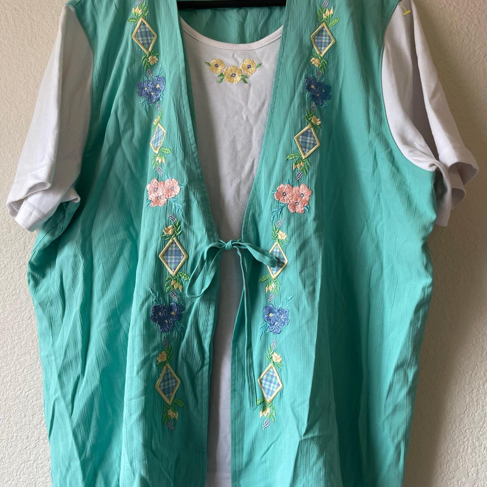 ヴィンテージのアタッチドベスト、花柄刺繍入りコテージコアブラウス