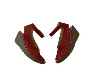 Sandalias de cuña con puntera abierta Fly London Yala de piel perforada roja para mujer, talla 38