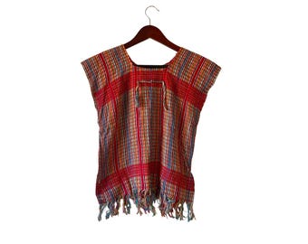 Handgeweven vintage Huipil top, rood met veelkleurige strepen en franjes, boho volkskunst.