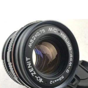 K&ouml;nnte beinhalten: Ein schwarzes Zenit MC Helios-44M-6 58mm f/2 Objektiv mit einem 52x0,75 Filtergewinde.