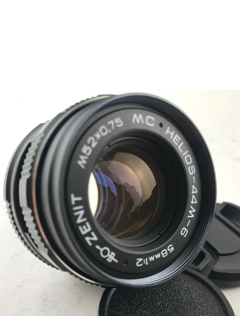 K&ouml;nnte beinhalten: Ein schwarzes Zenit MC Helios-44M-6 58mm f/2 Objektiv mit einem 52x0,75 Filtergewinde.
