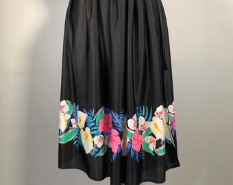1970年代のハワイアンフラワーをあしらったアセテートラップスカート
