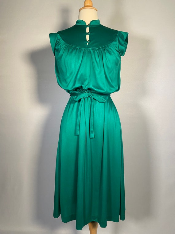 1970s Kelly Green Blouson Dress - image 6