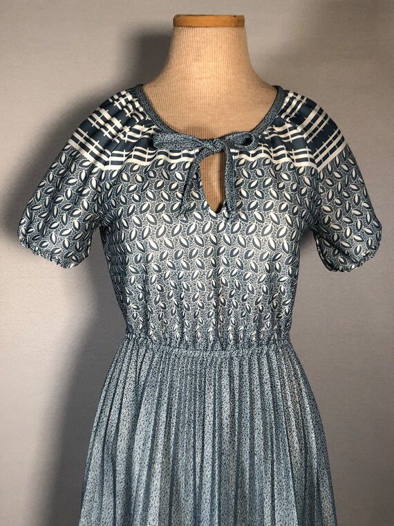 CLEARANCE! 1970s Blue & White Pleated Dress by Mo… - image 5