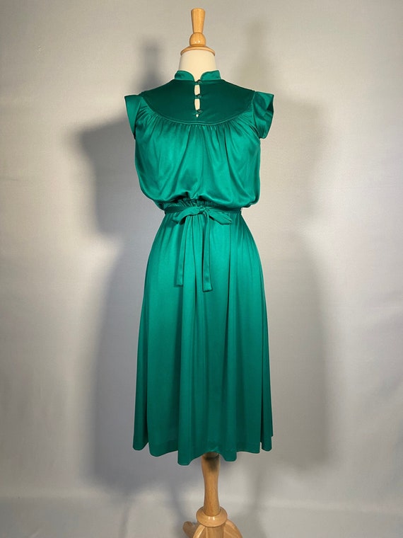 1970s Kelly Green Blouson Dress - image 1